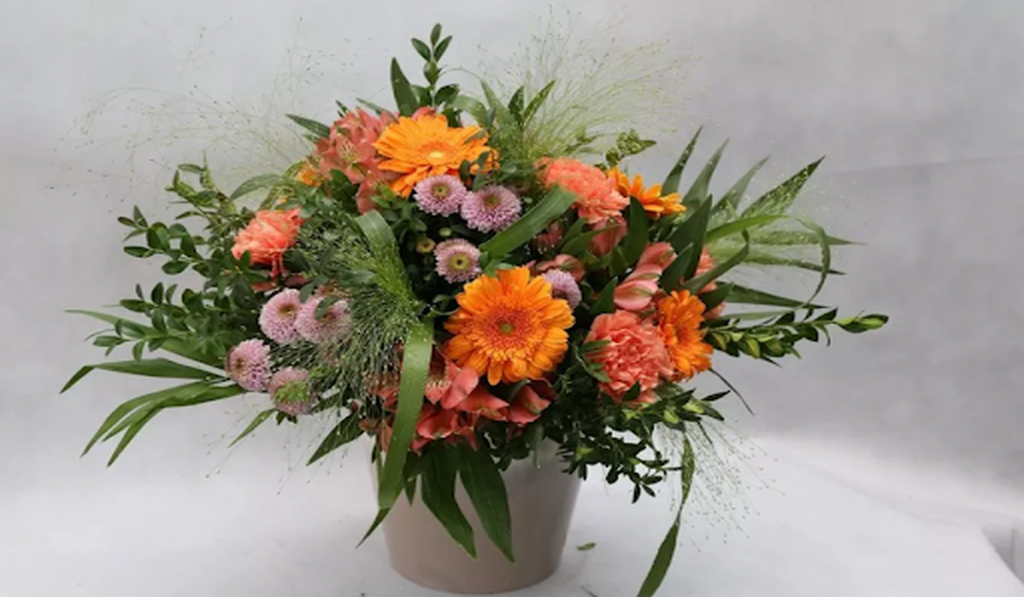 Flori de toamnă puse în vază