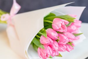 Trandafirii Roz și Lalelele: Cele mai populare flori de 8 Martie